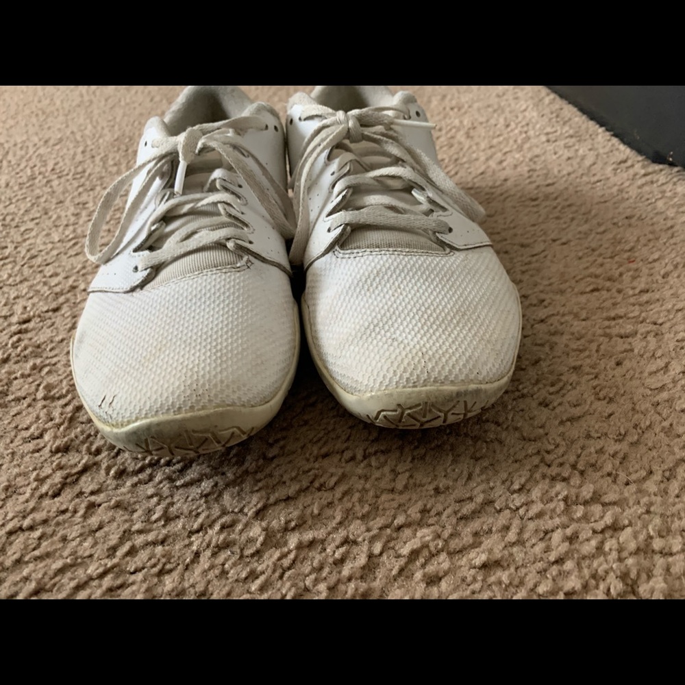 Cheer shoes